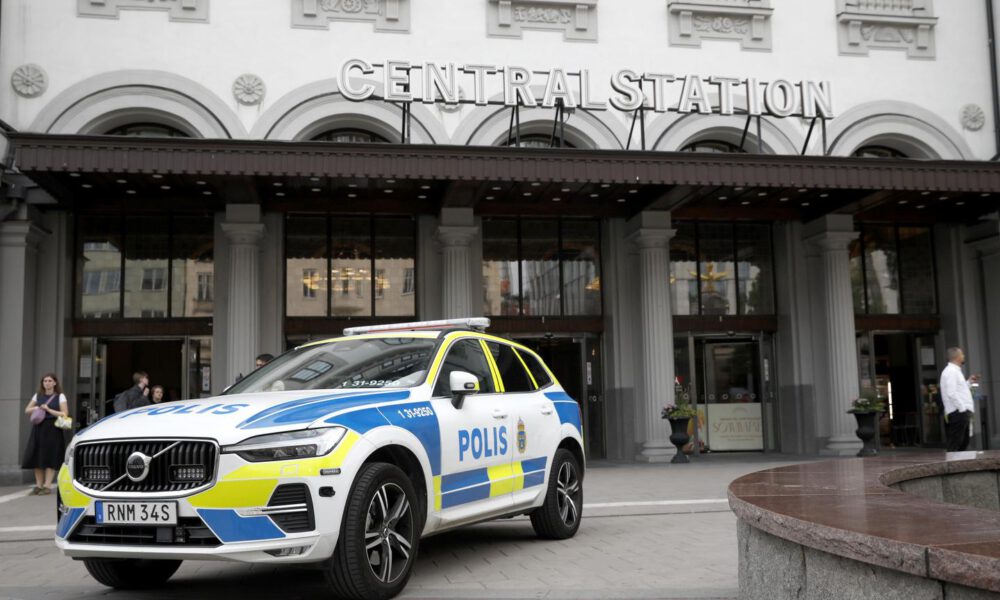 Stockholms centralstation utrymd på onsdagskvällen efter larm om misstänkt bomb, med polisavspärrningar och insatsstyrkor på plats.