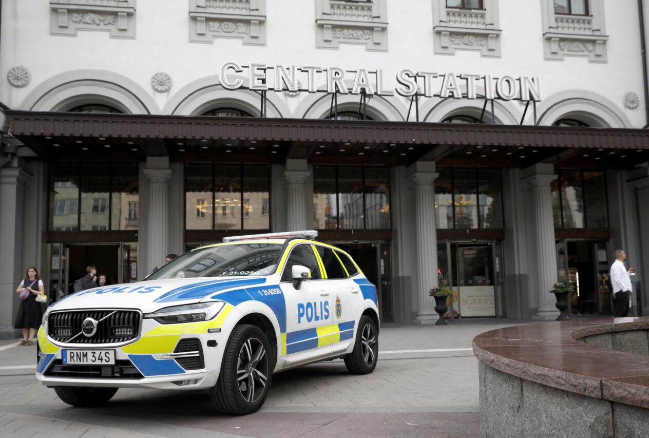 Stockholms centralstation utrymd på onsdagskvällen efter larm om misstänkt bomb, med polisavspärrningar och insatsstyrkor på plats.